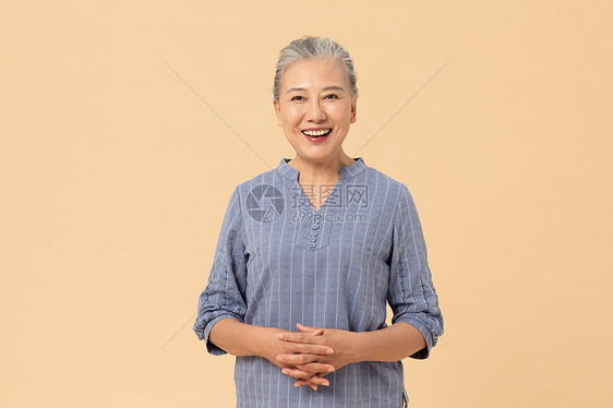 老年女性大笑形象图片