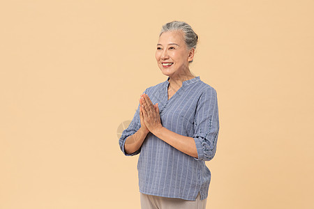 老年女性祈祷图片