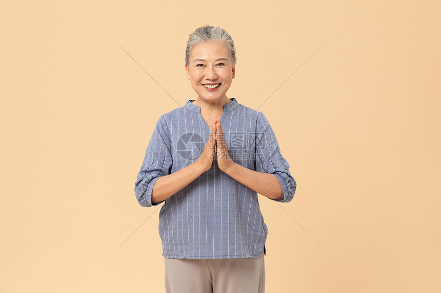 老年女性祈祷图片