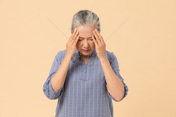 老年女性生气烦恼图片