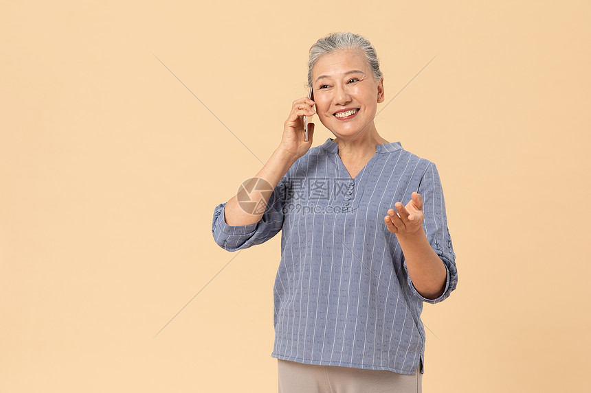 老年女性拿着手机打电话图片