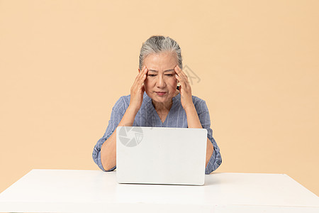 老年爱情老年女性用笔记本电脑烦恼背景