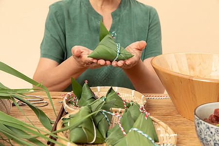 端午节奶奶包粽子特写图片