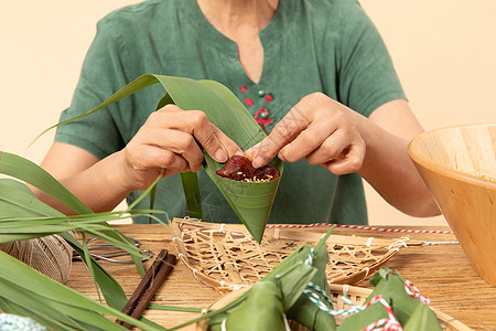 端午节奶奶包粽子特写图片