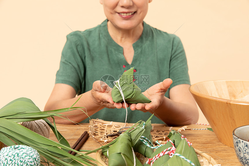 端午节奶奶包粽子特写图片