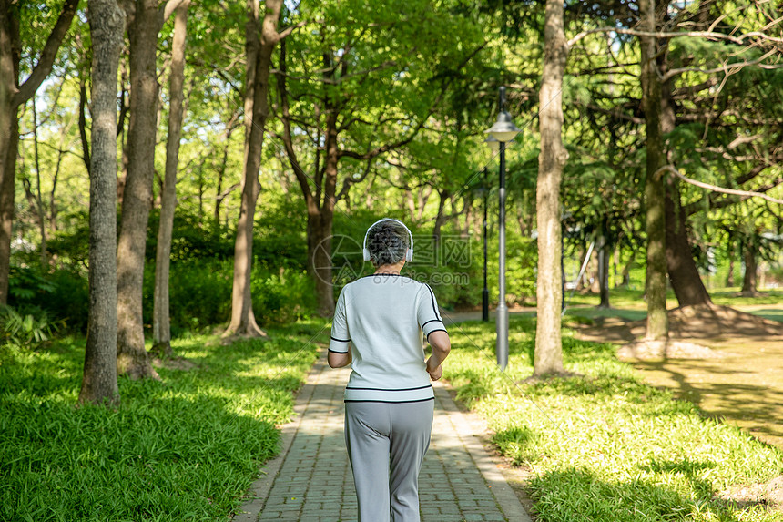 老年女性户外公园跑步听音乐图片