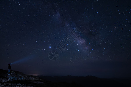 光头女秦岭光头山银河背景