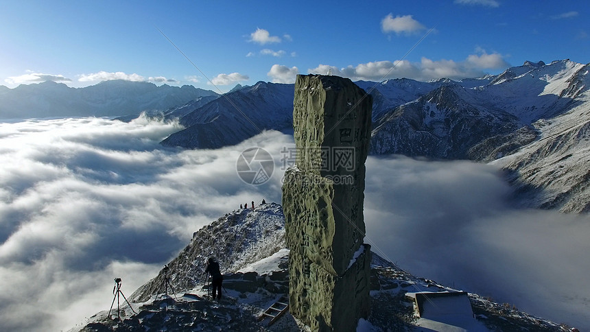 云海中的雪山图片