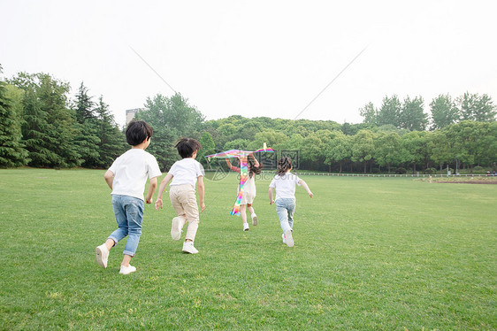 一起奔跑放风筝的儿童图片