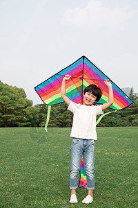 户外放风筝的小男孩图片