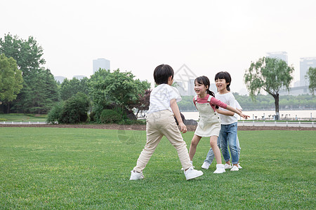快乐儿童在户外玩游戏的儿童背景