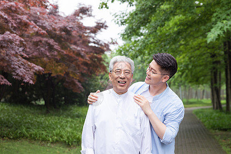 陪伴老人中老年父子陪伴逛公园背景