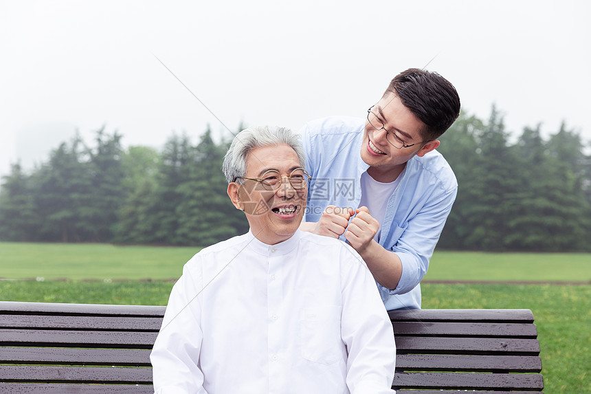 中老年父子陪伴图片