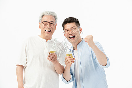 中老年父子喝啤酒庆祝图片