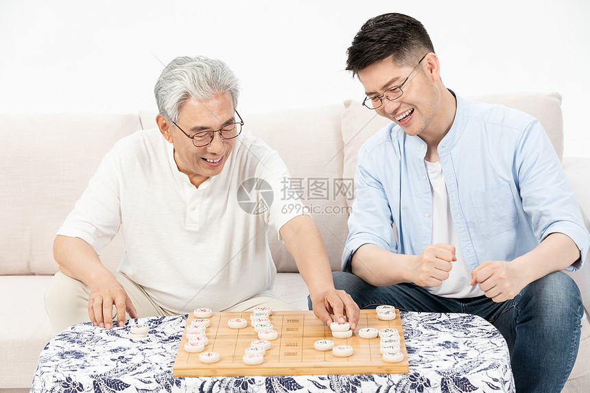 中老年父子下象棋图片