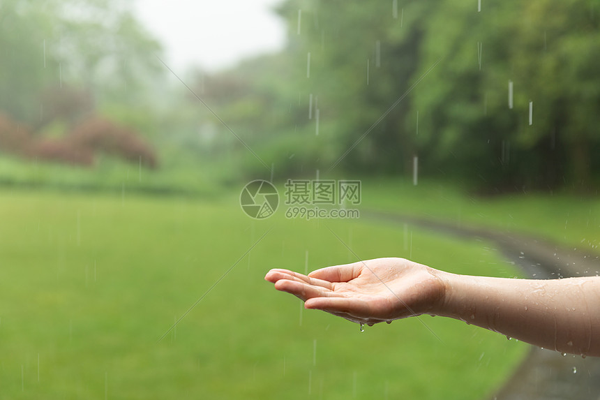 下雨天用手接雨水细节特写