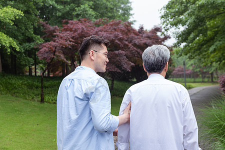 中老年人相伴逛公园背影高清图片