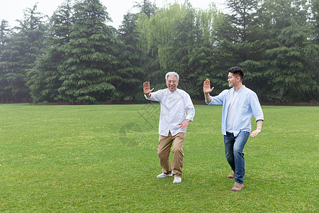 孝顺中老年父子公园里打太极拳背景