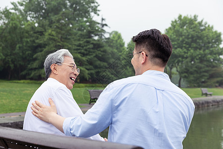 中老年父子公园长椅聊天高清图片