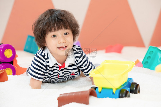 儿童游乐园玩沙子的小男孩图片