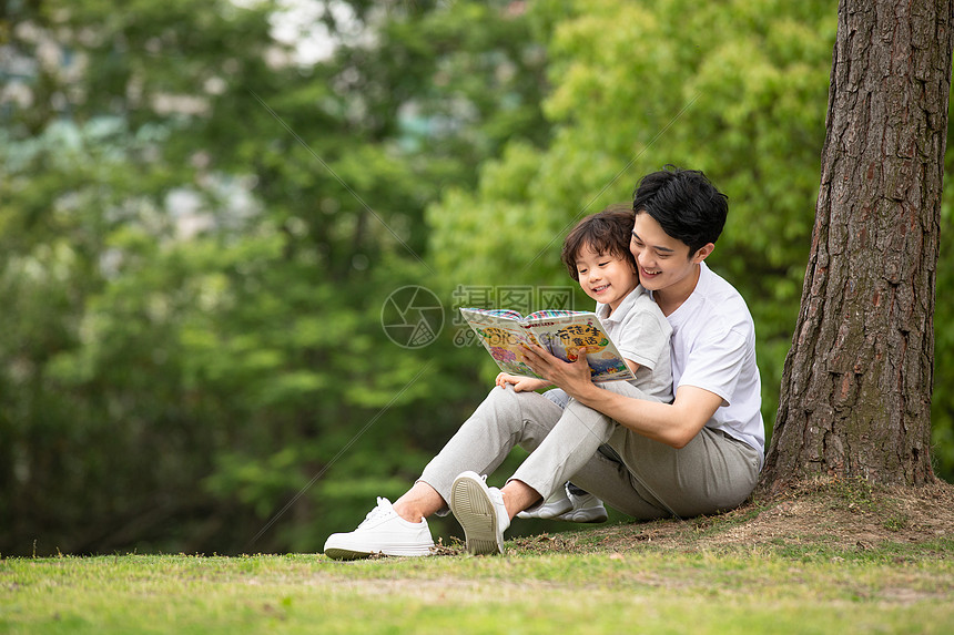 父子在公园里看童话故事书 第1页