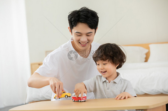 爸爸陪儿子玩玩具汽车图片