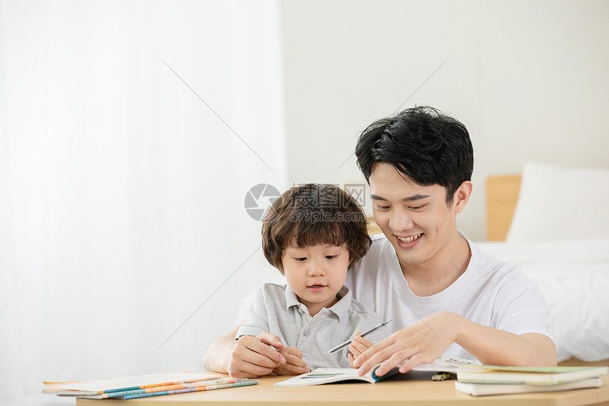 家庭教育爸爸教儿子看书学习图片