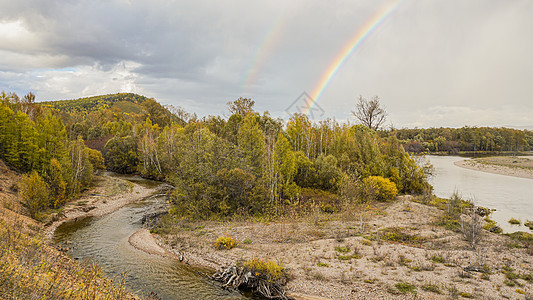 秋天森林自驾在莫尔道嘎根河满归的原始森林公路上遇见了双彩虹背景
