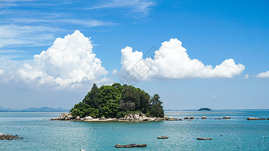 大海小岛和渔船福建云霄东山岛风光背景