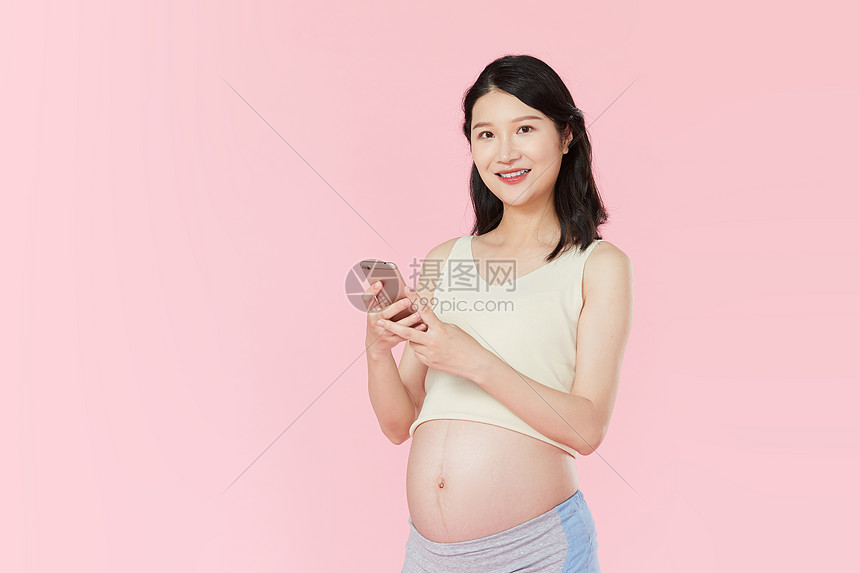 年轻孕妇玩手机图片