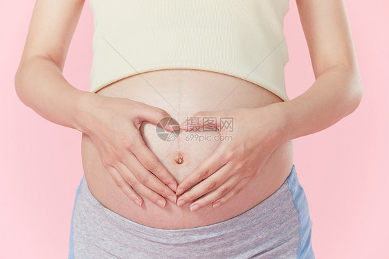 孕妇在肚子上比心图片