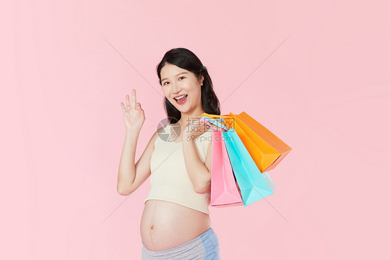 孕妇手拿购物袋图片