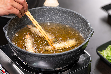 炸虾做饭石锅高清图片