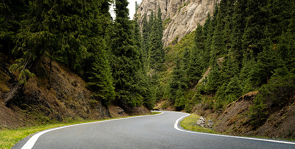 马路侧面新疆天山大峡谷背景