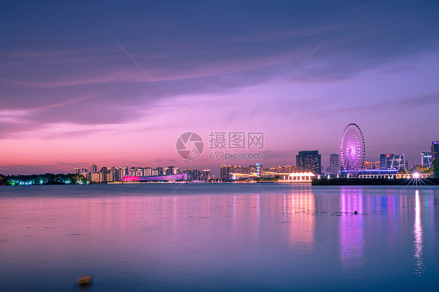 苏州湖东夜景灯光秀图片