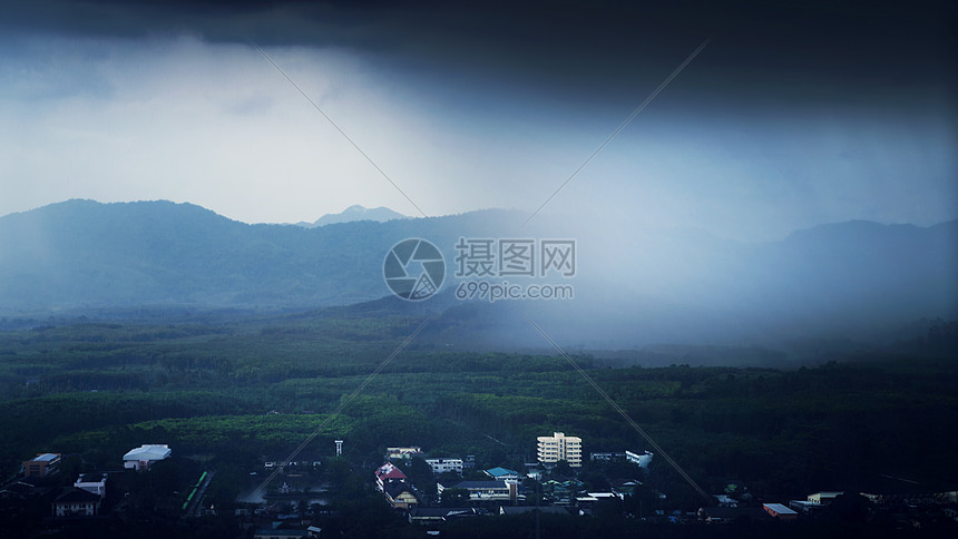 倾盆大雨全景风光图片