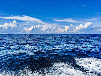 米科诺斯岛快艇在海面上掀起的浪花背景