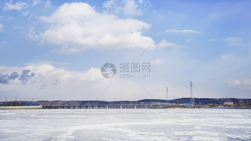 冬季黑龙江省牡丹江上的跨江桥梁图片