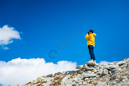 远眺摄影师拍照在路上高清图片