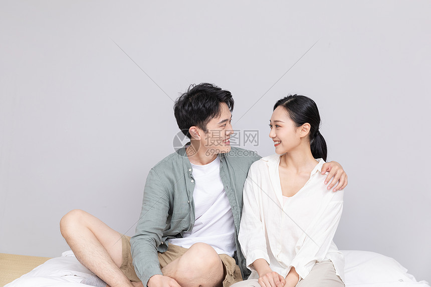 照片 人物情感 青年夫妻亲密形象.jpg