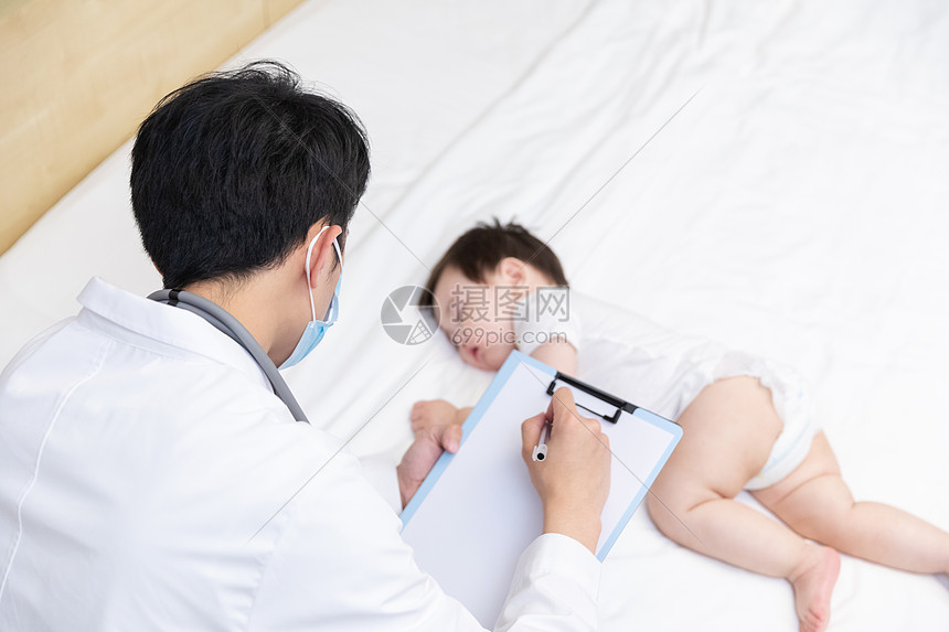 医生记录婴儿病况图片