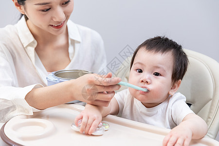 宝宝刷牙妈妈喂小宝宝吃辅食背景