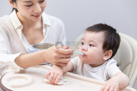 妈妈喂小宝宝吃辅食图片