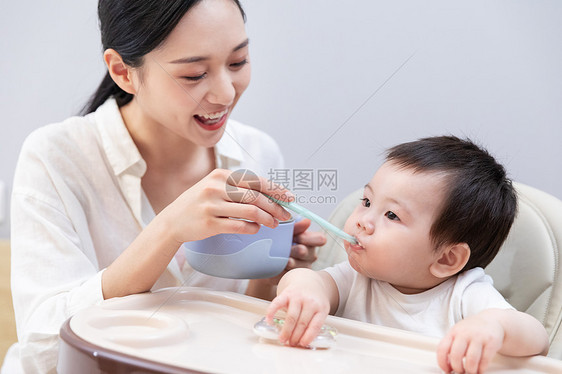 妈妈喂小宝宝吃辅食图片