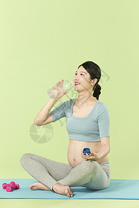 孕妇休息喝水孕妇瑜伽运动休息背景