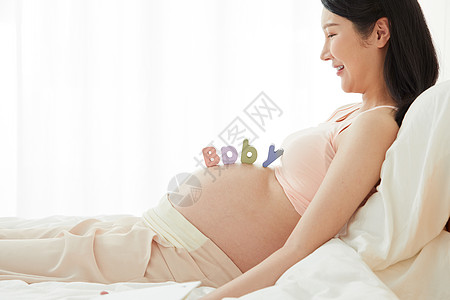 躺着的孕妇肚子特写图片