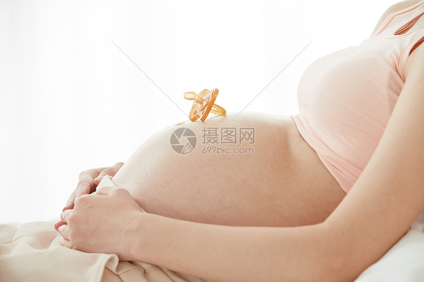 躺着的孕妇肚子特写图片