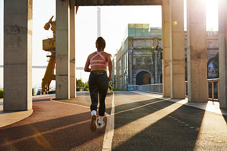 运动女性晨跑背影图片