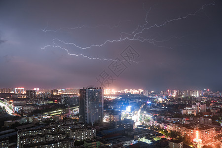 暴风雨下城市电闪雷鸣下的城市雨天背景