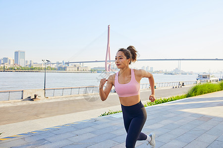 美女江边运动跑步高清图片